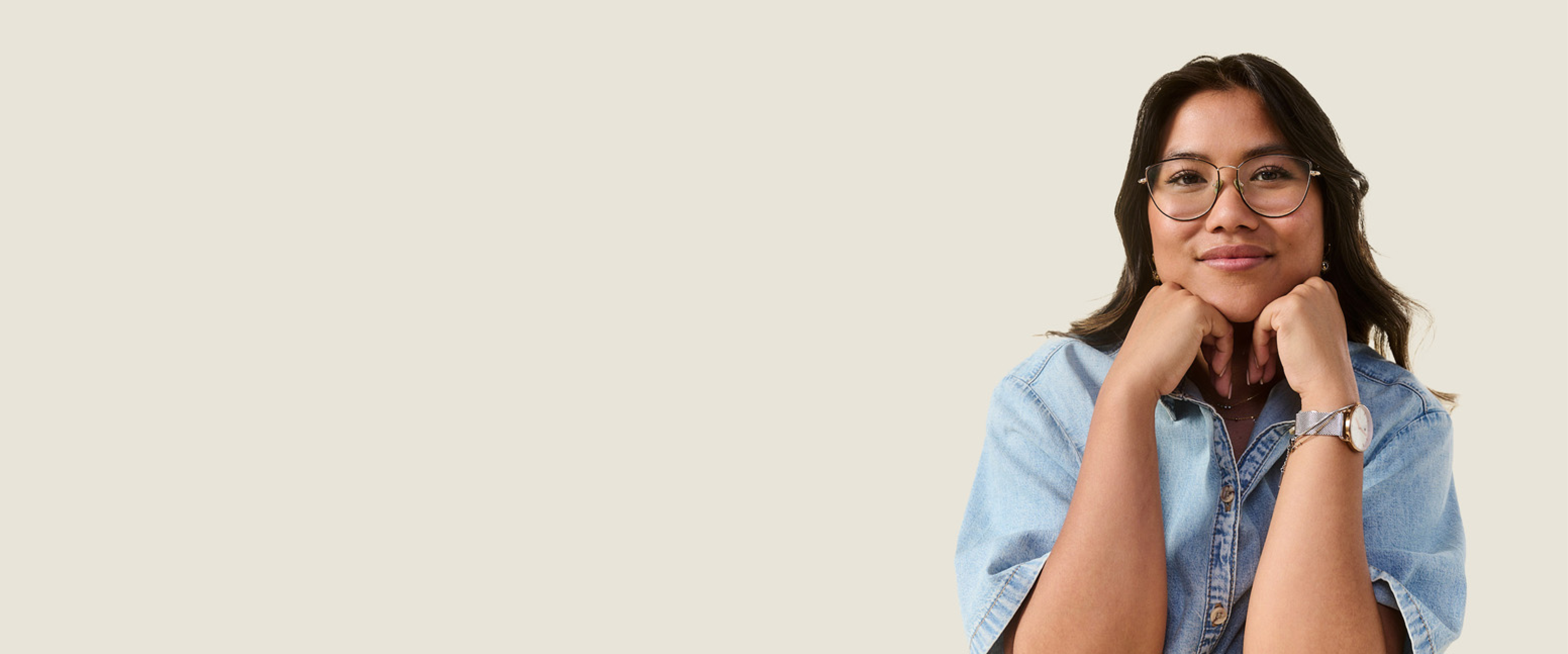 frau-in-jeanshemd-vor-beiger-wand-macht-ausbildung-zum-handelsfachwirt-bei-p-und-c-duesseldorf